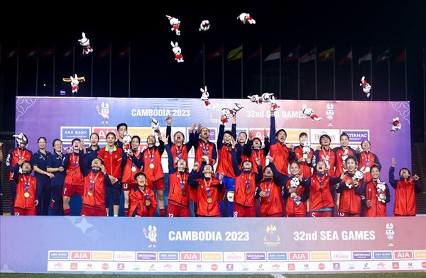Đội tuyển nữ Việt Nam vui mừng nhận Huy chương Vàng tại SEA Games 32. (Ảnh: Báo Lao Động)